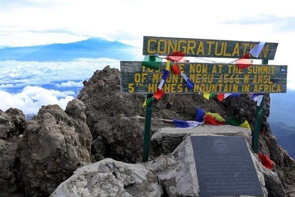 6 DAYS MT. MERU TREKKING